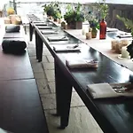 Ryan's Hotel 2*